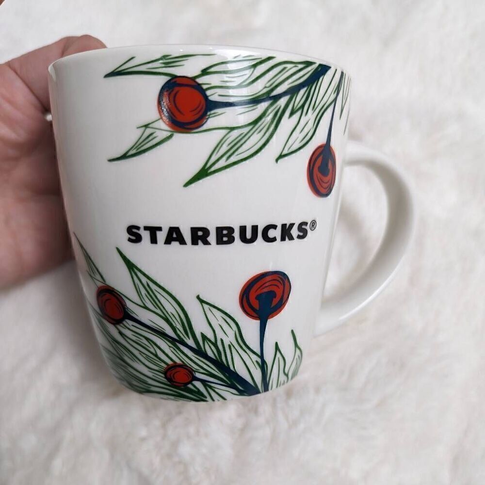 2020 STARBUCKS CHRISTMAS HOLIDAY COFFEE MUG CUP 12 OZ HOLLY BERRY PINE